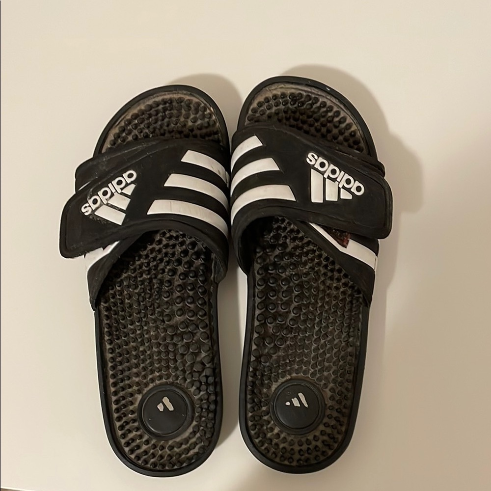 Adisage Adidas Slides